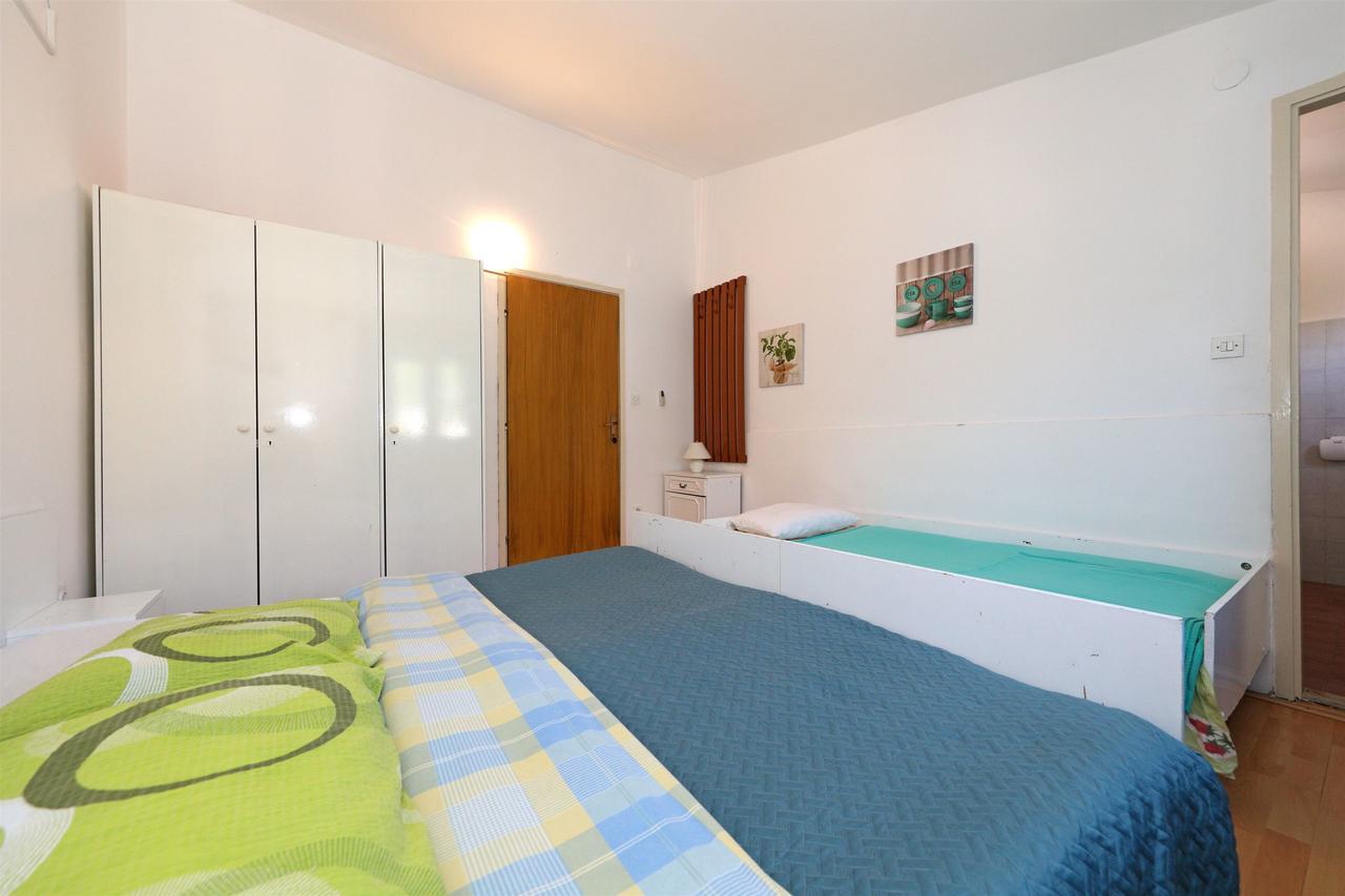Apartments And Rooms Dragica Starigrad Paklenica Exterior photo