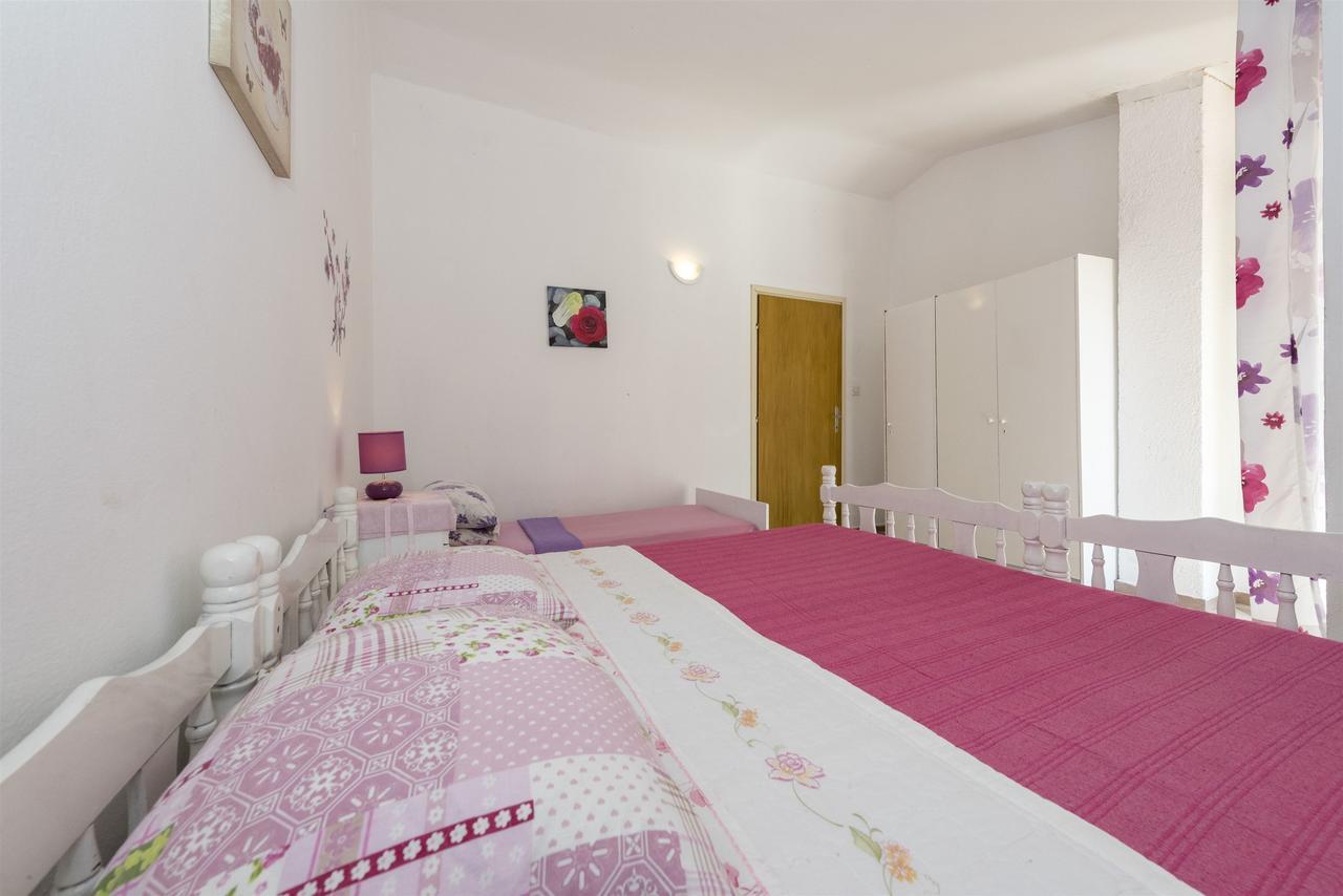 Apartments And Rooms Dragica Starigrad Paklenica Exterior photo