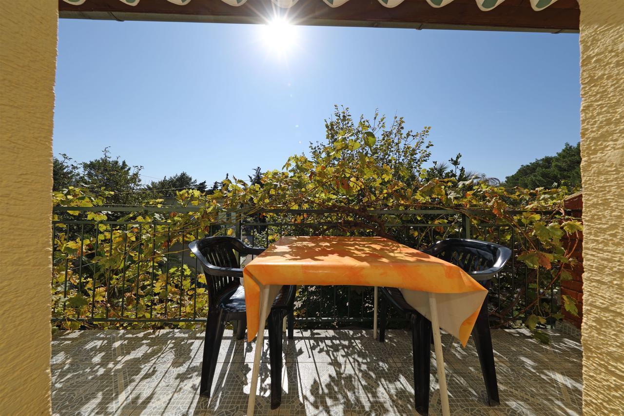 Apartments And Rooms Dragica Starigrad Paklenica Exterior photo