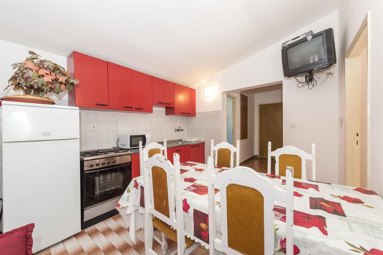 Apartments And Rooms Dragica Starigrad Paklenica Exterior photo
