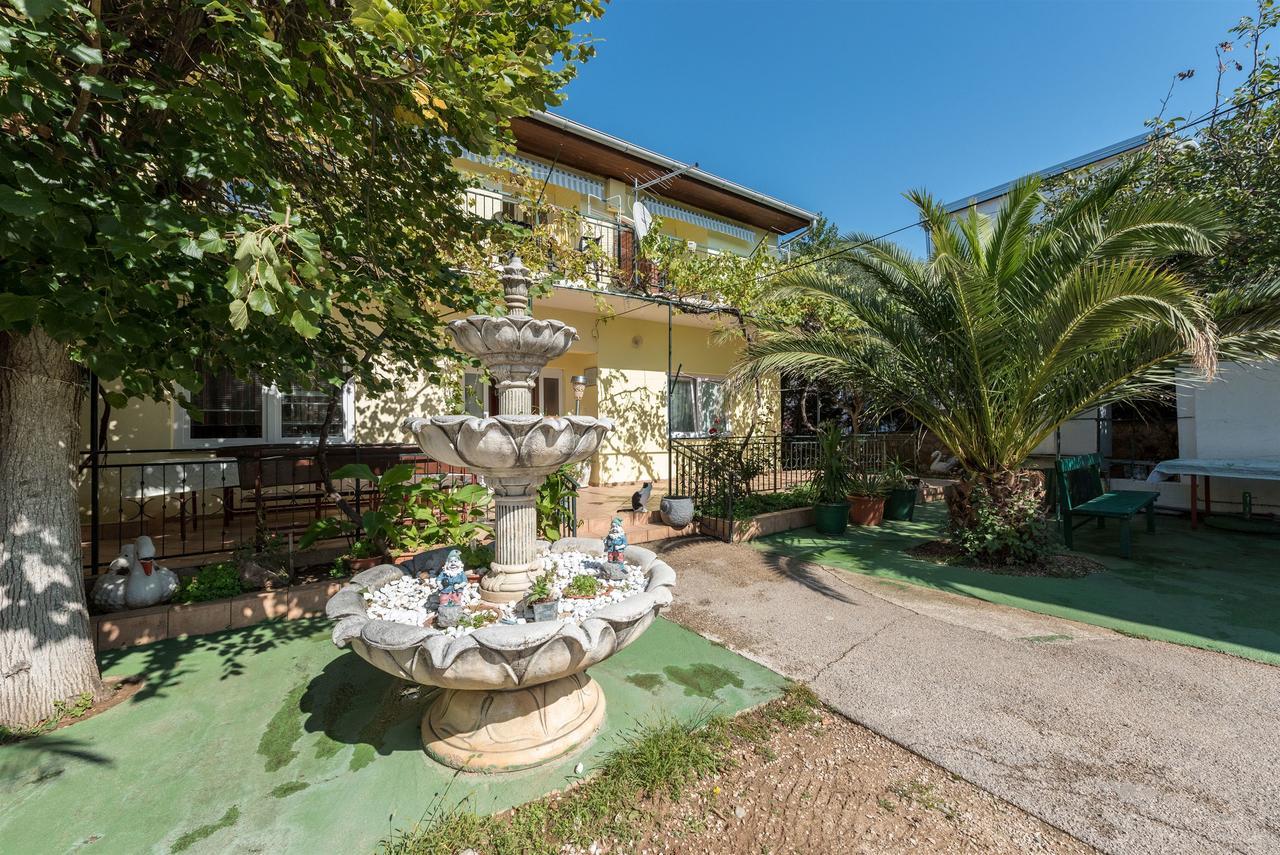 Apartments And Rooms Dragica Starigrad Paklenica Exterior photo