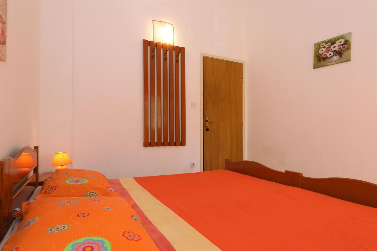Apartments And Rooms Dragica Starigrad Paklenica Exterior photo