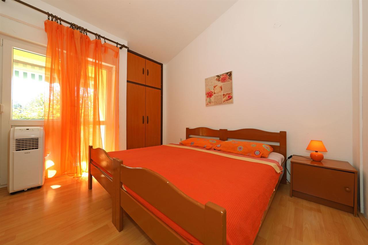 Apartments And Rooms Dragica Starigrad Paklenica Exterior photo